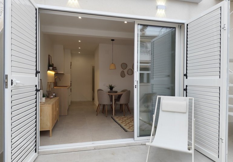 Resale - Bungalow -
La Siesta