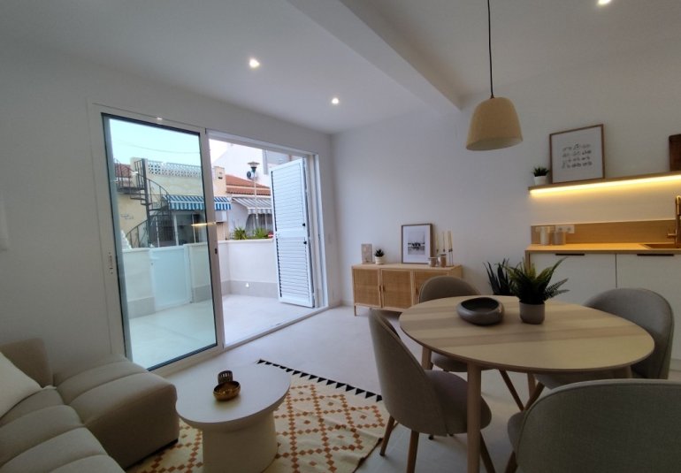 Resale - Bungalow -
La Siesta