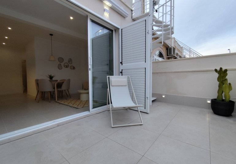 Resale - Bungalow -
La Siesta