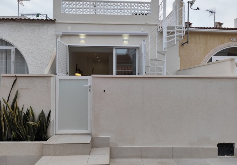 Resale - Bungalow -
La Siesta