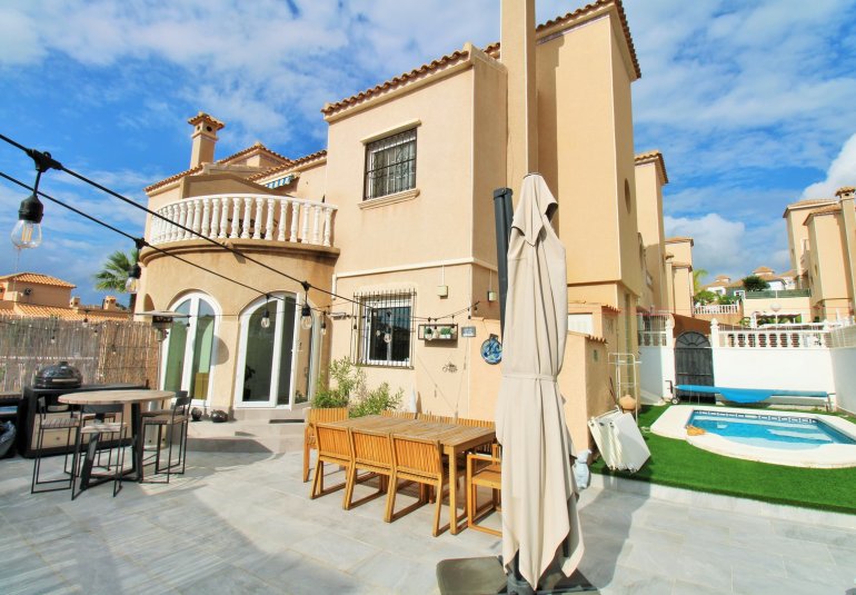 Resale - Townhouse -
Villamartin