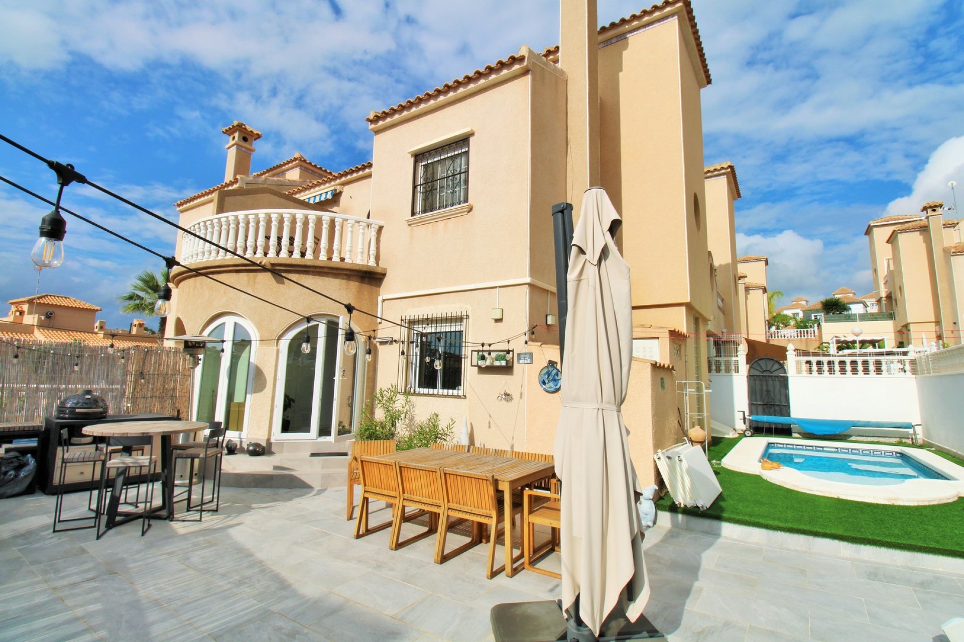 Resale - Townhouse -
Villamartin