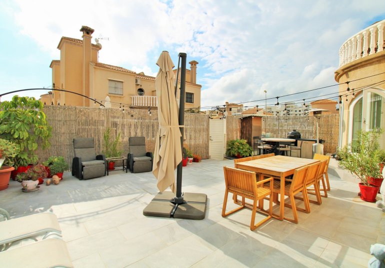Resale - Townhouse -
Villamartin