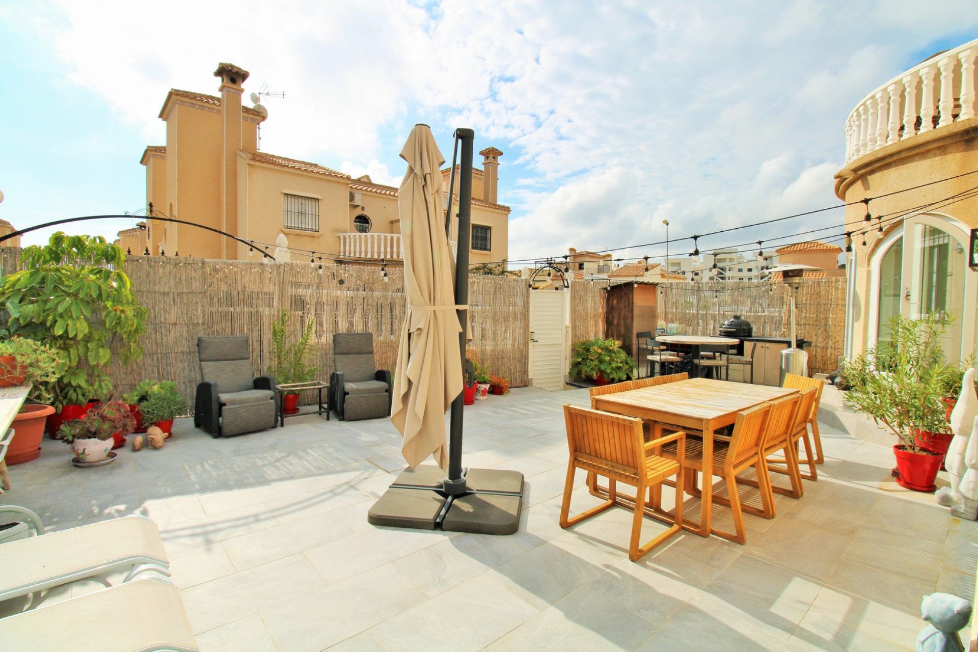 Resale - Townhouse -
Villamartin