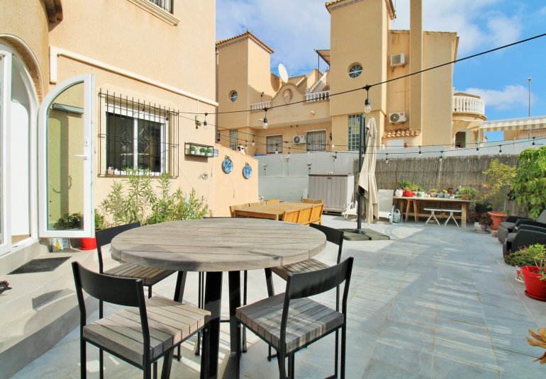 Resale - Townhouse -
Villamartin