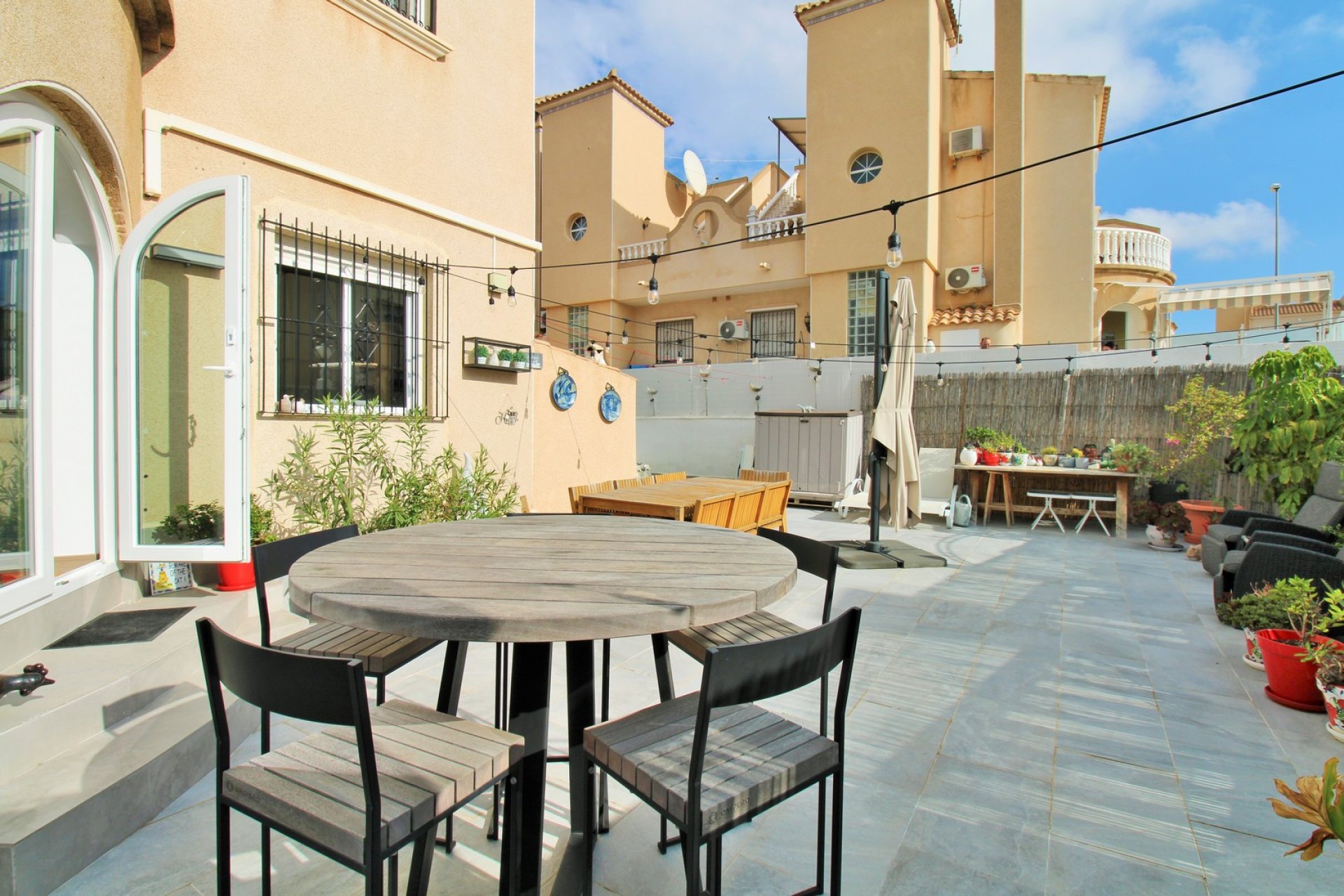 Resale - Townhouse -
Villamartin