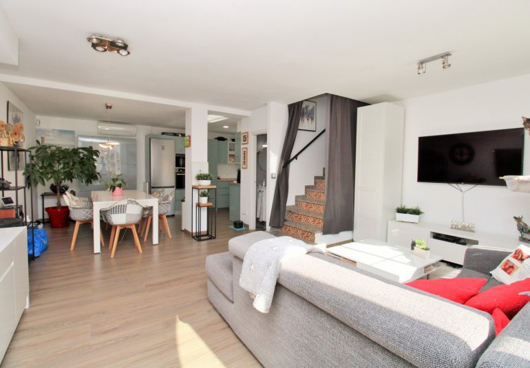 Resale - Townhouse -
Villamartin