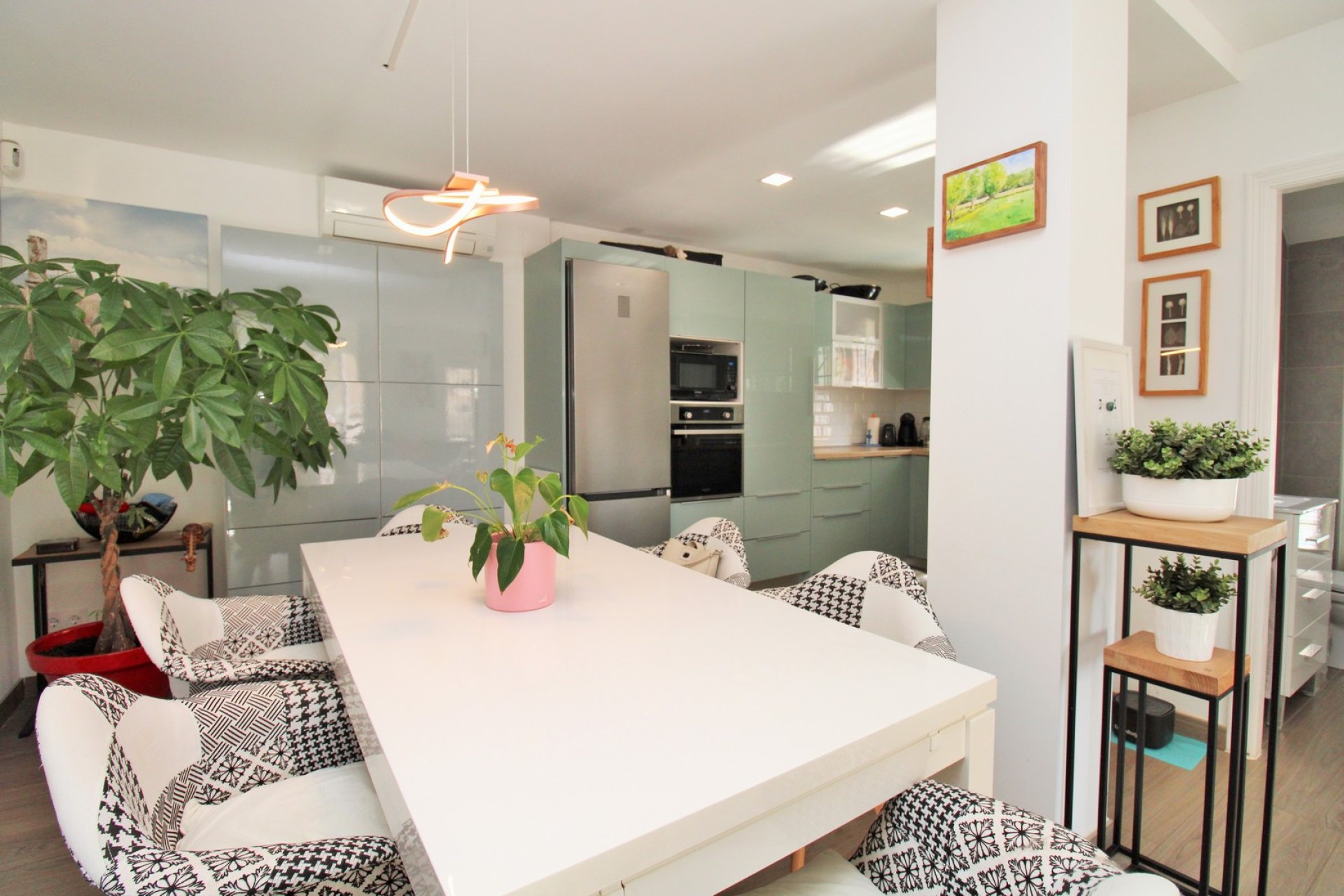 Resale - Townhouse -
Villamartin