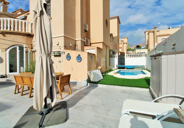 Resale - Townhouse -
Villamartin