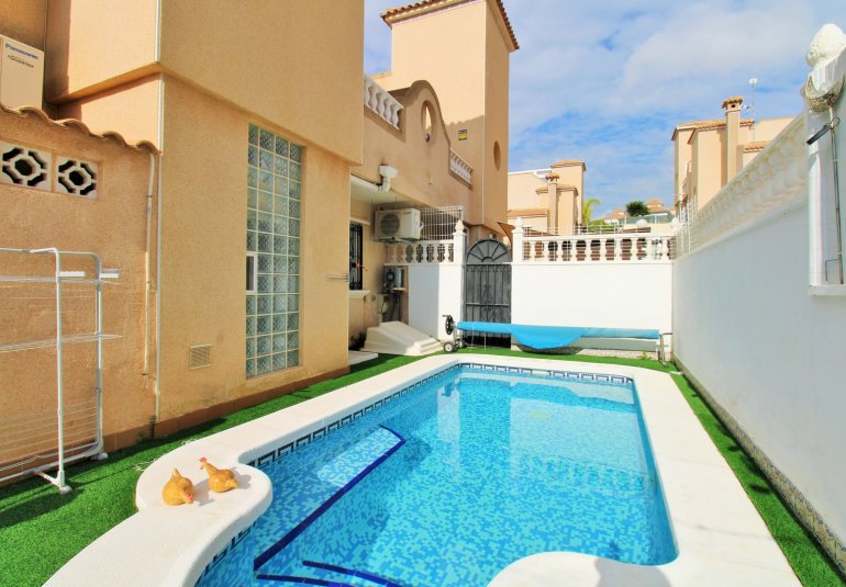 Resale - Townhouse -
Villamartin