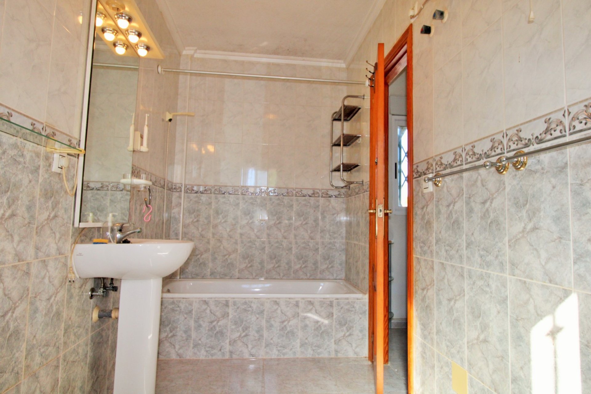 Resale - Townhouse -
Villamartin