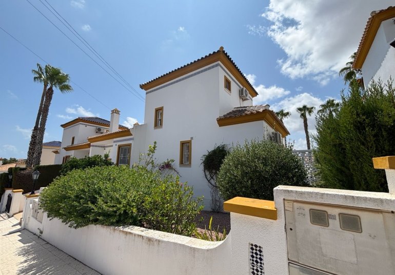 Resale - Villa -
Villamartin, Orihuela Costa