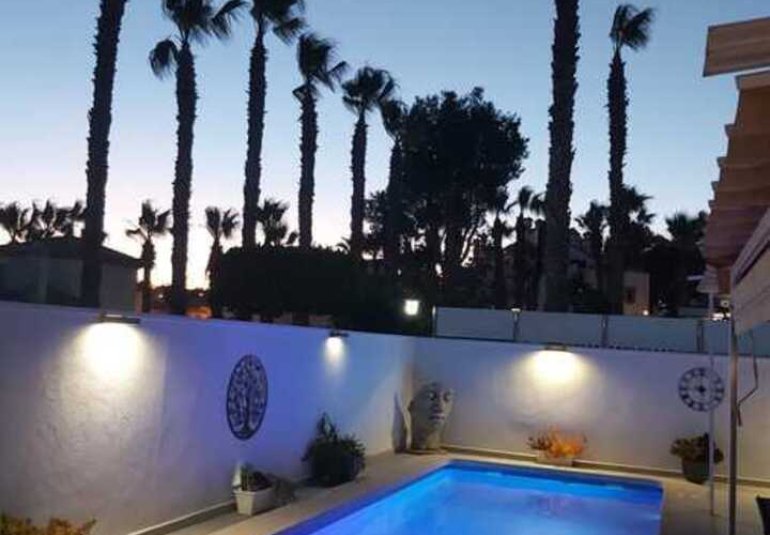 Resale - Villa -
Villamartin, Orihuela Costa