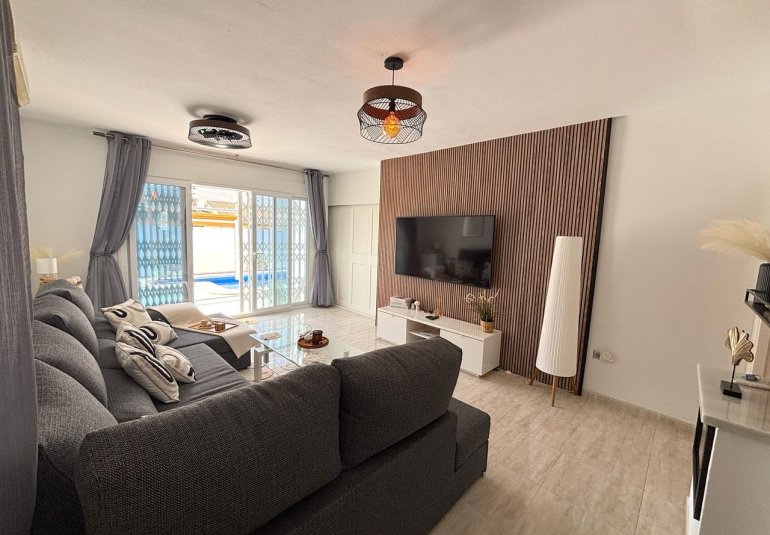 Resale - Villa -
Villamartin, Orihuela Costa