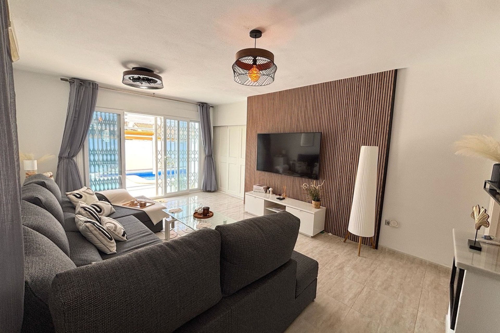 Resale - Villa -
Villamartin, Orihuela Costa