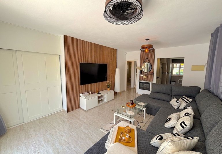 Resale - Villa -
Villamartin, Orihuela Costa