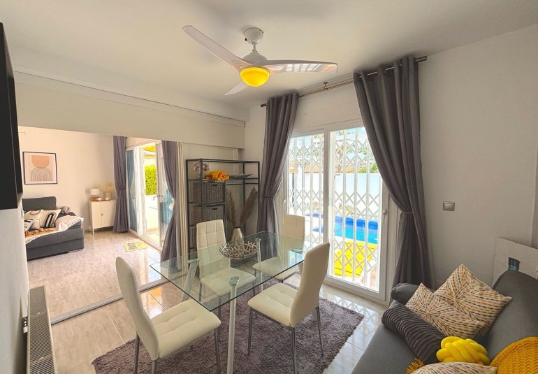 Resale - Villa -
Villamartin, Orihuela Costa