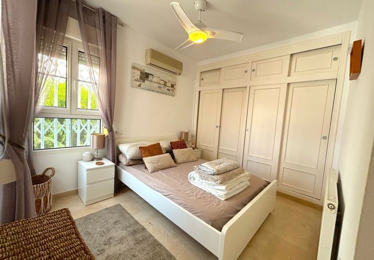 Resale - Villa -
Villamartin, Orihuela Costa