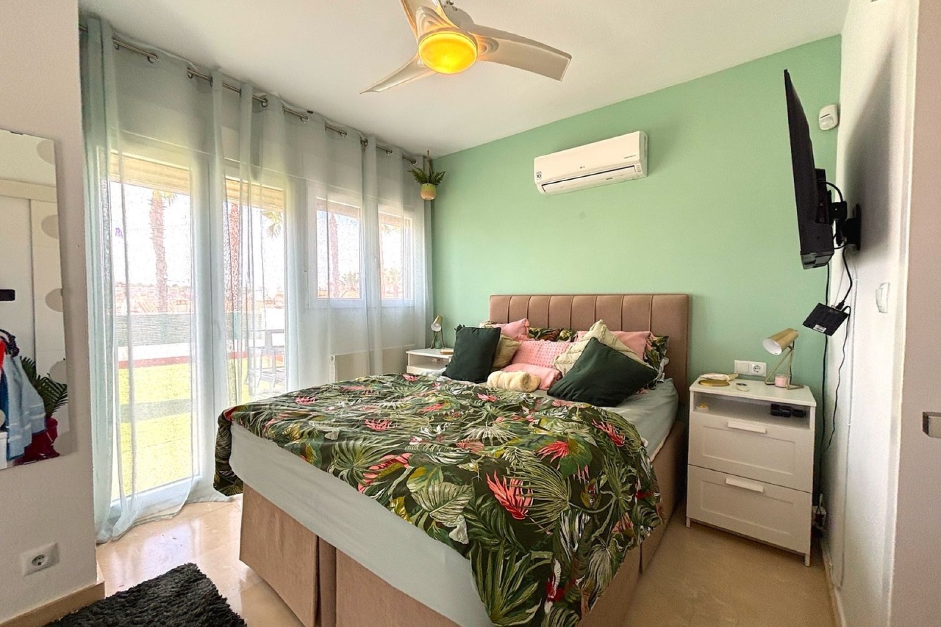 Resale - Villa -
Villamartin, Orihuela Costa