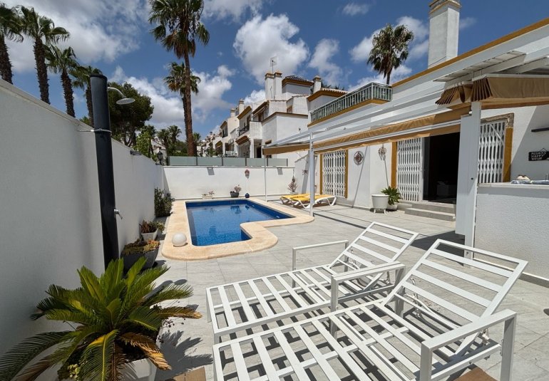 Resale - Villa -
Villamartin, Orihuela Costa