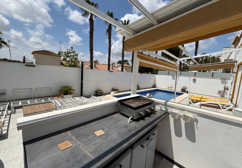 Resale - Villa -
Villamartin, Orihuela Costa