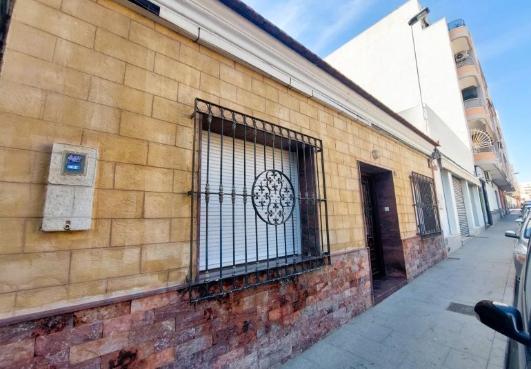 Reventa - Parcela / Terreno -
Torrevieja - Centro