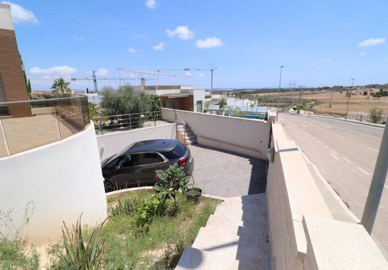 Reventa - Villa -
San Miguel de Salinas - Urbanizaciones