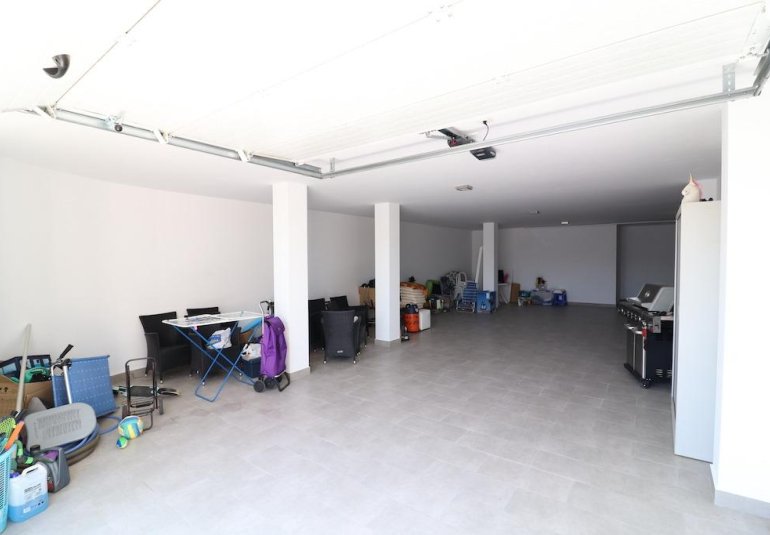 Reventa - Villa -
San Miguel de Salinas - Urbanizaciones