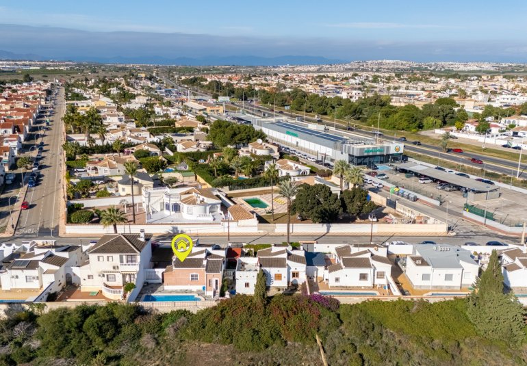 Reventa - Villa -
Torrevieja - Urbanización San Luis